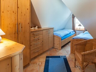 2. Schlafzimmer oben