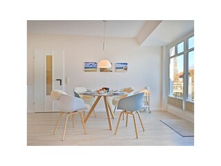 Seebach Whg. S25 - Blick auf den offenen Essbereich mit Balkonzugang