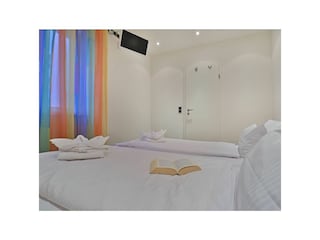 Villa Wagenknecht Whg. 3 - Blick in das Schlafzimmer mit einem Doppelbett und TV