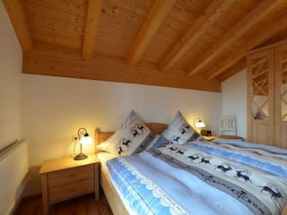 Schlafzimmer mit Doppelbett