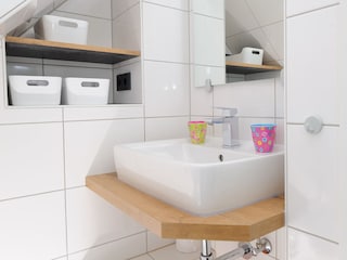 Badezimmer - klein, aber großartig organisiert.