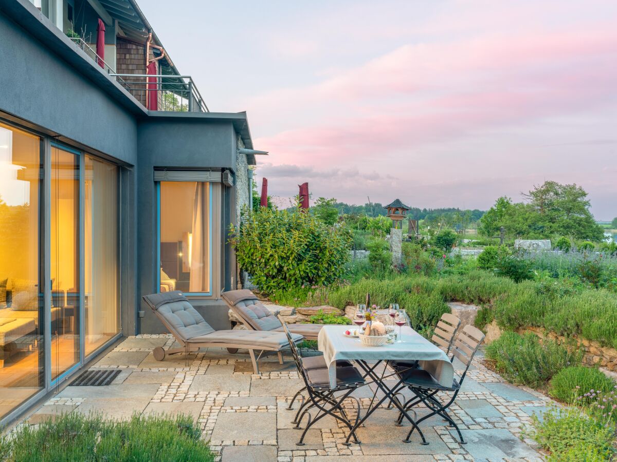 Terrasse mit See- und Bergblick